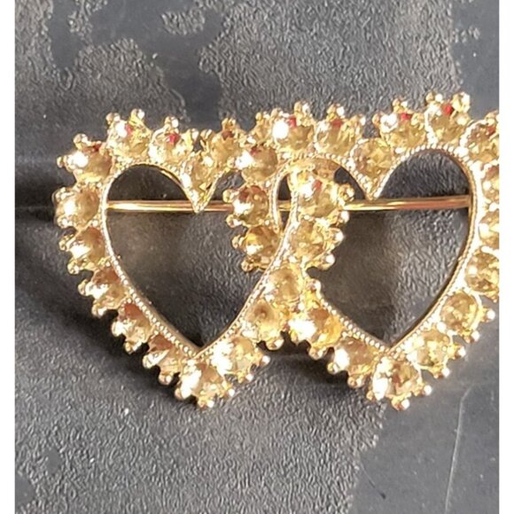 Small Vintage Double Heart Goldtone Brooch - Picture 2 of 5